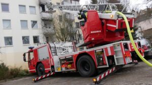 FW Celle: Balkon in Vollbrand