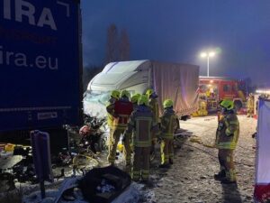 FW Hannover: Fahrer nach Verkehrsunfall schwer eingeklemmt