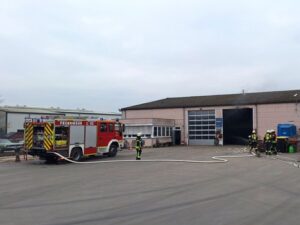 FW Sonsbeck: Zwei Einsätze am Donnerstag: Brennende Gasflasche in Werkstatt und bestimmungsgemäße Auslösung einer Brandmeldeanlage