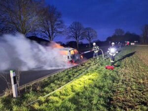 FW Sonsbeck: PKW-Brand auf der Alpener Straße und gemeldeter LKW-Brand auf der A57