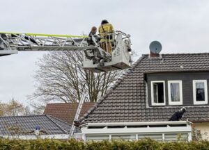 FW Osterholz-Scharm.: Hund auf Dach