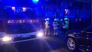 FW Sankt Augustin: Ehrenamtliche löschen Zimmerbrand – zwei Verletzte