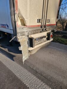 FW Bergheim: Eine Verletzte bei Verkehrsunfall auf Autobahn 61 Kollision zwischen PKW und LKW – Autobahn voll gesperrt