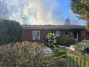 FW-RD: Feuer zerstört Seniorenwohnungen in Felde Felde – (Kreis Rendsburg-Eckernförde), 18.02.2025, 12:05 Uhr Feuer in einer Seniorenwohnanlage in Felde – Wohnungen sind unbewohnbar.