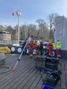 FW Hannover: Arbeiter bei Arbeitsunfall im Zoo verletzt