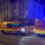 FW Dresden: Zimmerbrand in Mehrfamilienhaus: Vier Personen mit Verdacht auf Rauchgasvergiftung ins Krankenhaus gebracht