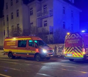 FW Dresden: Zimmerbrand in Mehrfamilienhaus: Vier Personen mit Verdacht auf Rauchgasvergiftung ins Krankenhaus gebracht