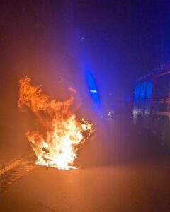 FW Dresden: PKW-Brand: Feuerwehr verhindert Ausbreitung