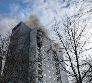 FW Dresden: Brand in einem Wohnhochhaus, zwei Personen müssen reanimiert werden