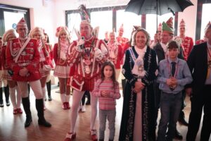 FW Ratingen: Prinz zurück an alter Wirkungsstätte – Ein fröhlicher Karnevalstag bei der Feuerwehr in Ratingen