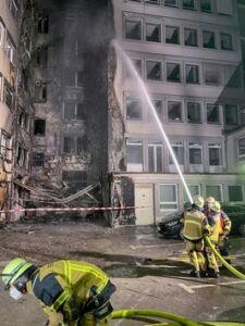 FW-E: Großbrand in Essener Innenstadt – Flammen schießen 18 Meter in den Himmel