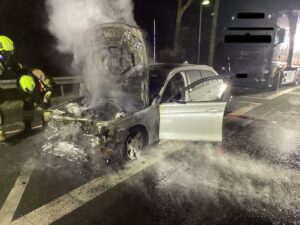 FW Paderborn: PKW-Brand auf Autobahn