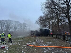 FW Norderstedt: Brand im Vereinsheim im Lemsahler Weg – Paralleleinsatz mit Menschenrettung in der Detlev-von-Liliencron-Straße