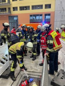 FW-EN: Wetter – Feuerwehr Wetter (Ruhr) führt realistische Übungen am Institut der Feuerwehr durch