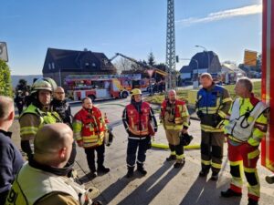 FW-EN: Wetter – Feuerwehren Wetter (Ruhr) und Gevelsberg bekämpfen Wohnungsbrand an der Stadtgrenze