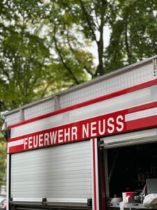 FW-NE: Schwerer Verkehrsunfall mit Lkw | Feuerwehr befreit Radfahrerin