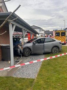 FW Minden: Einsturzgefährdetes Carport nach Kollision mit PKW in Dankersen