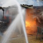 FW Neukirchen-Vluyn: Carport-Brand in Vluyn: Feuerwehr verhindert Ausbreitung auf Garage und Gartenlaube