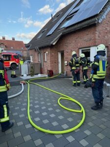 FW Dinslaken: Kellerbrand in einer Doppelhaushälfte