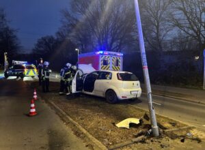 FW Moers: Laterne durch Unfall auf der Rathausallee in Schieflage