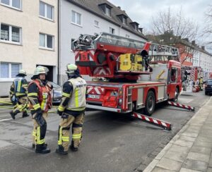 FW-E: Zimmerbrand in einem Mehrfamilienhaus – gute Erkundung entscheidend