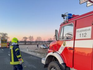 FW Flotwedel: PKW kommt von Fahrbahn ab und überschlägt sich