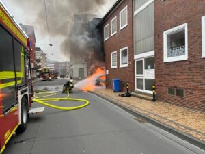 FW Bremerhaven: PKW-Brand in der Schleswiger Straße