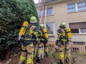 FW-E: Zimmerbrand durch Akku in Essen-Borbeck – eine Person verletzt