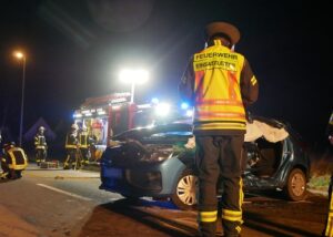 FW Celle: Verkehrsunfall – eine Person im Fahrzeug eingeschlossen