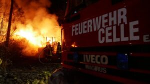 FW Celle: Scheunenbrand in Hustedt – Asbest und schwierige Wasserversorgung erschweren Löschmaßnahmen