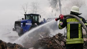 FW Celle: Scheunenbrand in Hustedt – Löschmaßnahmen fortgesetzt