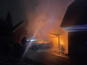 FW Bremerhaven: Brennender PKW unter Carport