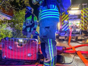 FW Dresden: Brand in Flüchtlingsunterkunft: Feuerwehr löscht brennendes Sofa