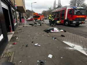 FW Bergheim: Eine verletzte Person nach Verkehrsunfall in Quadrath-Ichendorf Fahrerin im PKW eingeschlossen – großes Trümmerfeld auf Köln-Aachener-Straße