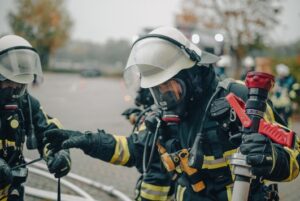 FW Moers: PKW brennt unter Carport