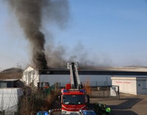 FW-E: Großbrand einer Lagerhalle – Rauchsäule weit sichtbar