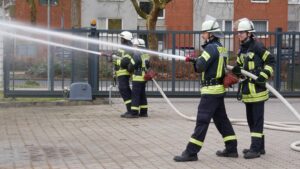 FW Celle: 20 neue Feuerwehrleute erreichen die „Qualifikationsstufe Einsatzfähigkeit“ in Celle