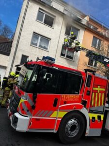 FW Paderborn: Zimmerbrand in einem Mehrfamilienhaus in der Theodorstraße