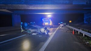 FW-E: Schwerer Verkehrsunfall auf der BAB 52 – zwei Fahrzeuge überschlagen sich