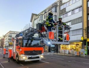 FW-BN: Fassadenteile stürzen auf Gehweg und verletzen zwei Menschen