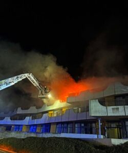 FW-EN: Großbrand in leerstehendem Altenheim – Weitere Brandereignisse im Ortsteil Kirchende – Feuerwehr mit überörtlichen Kräften im Einsatz