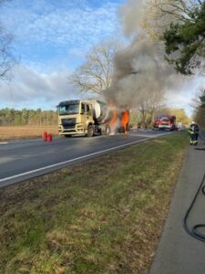 FW-ROW: Brennender LKW auf der B71 bei Brauel