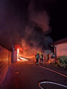 FW Bergheim: Feuerwehr löscht Garagenbrand in Bergheim PKW rechtzeitig ins Freie gefahren – Einsatz nach zwei Stunden beendet