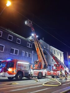 FW-E: Feuerwehr verhindert Dachstuhlbrand in letzter Sekunde