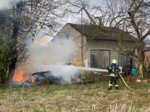 FW-MK: Brennender Unrat an der Griesenbraucker Straße