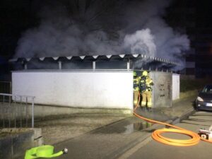 FW Paderborn: Brand eines Mülltonnenlagers am Wilhelmsberg