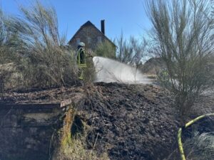 FW VG Westerburg: Vegetationsbrand breitete sich rasant aus – Feuerwehreinsatz im Gleisbereich