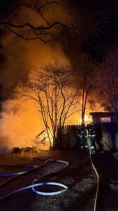 FW Neukirchen-Vluyn: Wochenendhaus in Vollbrand – Feuerwehr verhindert Brandausbreitung