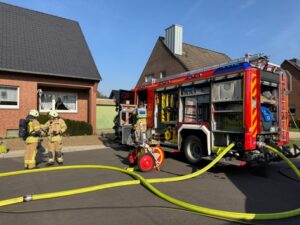 FW Tönisvorst: Kellerbrand in Tönisvorst – Einfamilienhaus nach Kellerbrand unbewohnbar