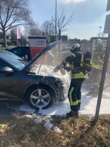 FW Mettmann: Geschäftiger Samstagvormittag für die Feuerwehr Mettmann